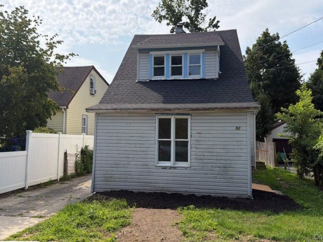  3 BR,  1.00 BTH &nbsp;Colonial style home in Huntington Station
