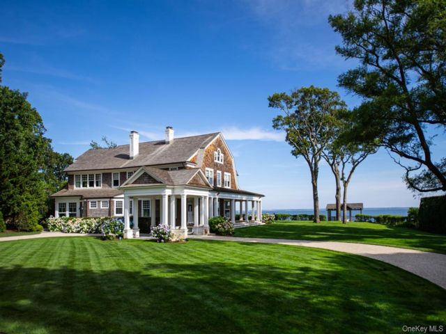  5 BR,  5.00 BTH &nbsp;Estate style home in Mattituck