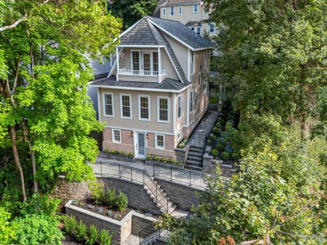  3 BR,  3.00 BTH &nbsp;Colonial style home in Sea Cliff
