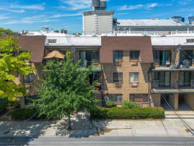  3 BR,  2.00 BTH &nbsp;Condo style home in Elmhurst