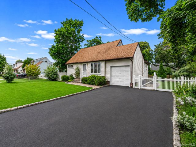  4 BR,  2.00 BTH &nbsp;Exp cape style home in Lindenhurst