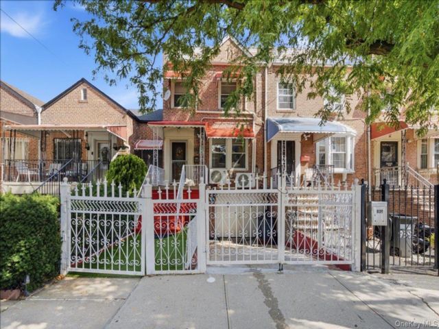  3 BR,  1.00 BTH &nbsp;House style home in Esplanade
