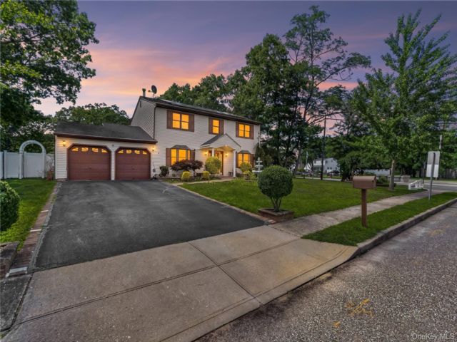  5 BR,  4.00 BTH &nbsp;Colonial style home in Islandia