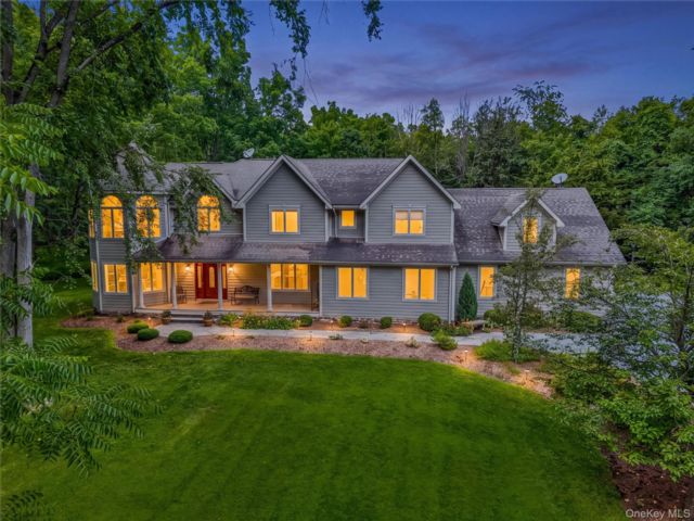  6 BR,  4.00 BTH &nbsp;Colonial style home in Warwick