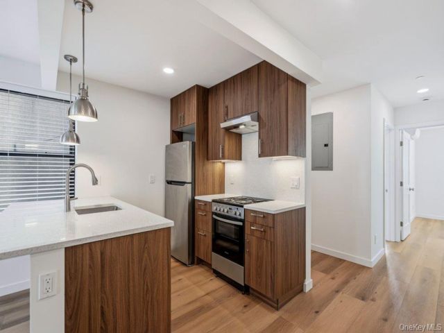  3 BR,  2.00 BTH &nbsp;Full floor apar style home in Ridgewood