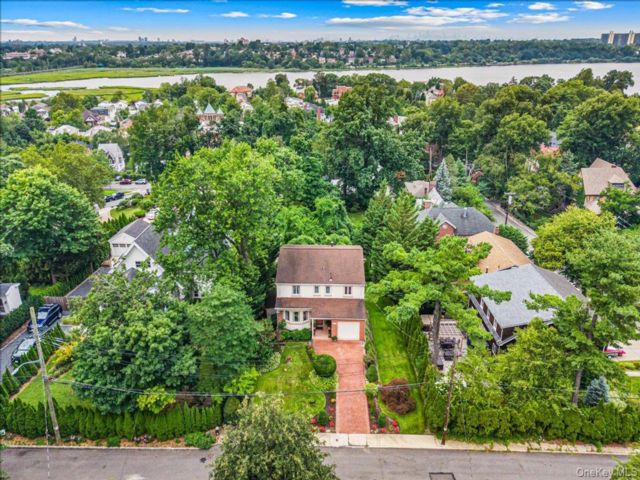  5 BR,  4.00 BTH &nbsp;Colonial style home in Douglaston
