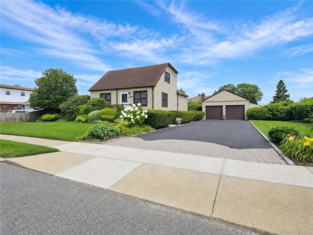 3 BR,  2.00 BTH &nbsp;Cape cod style home in West Babylon