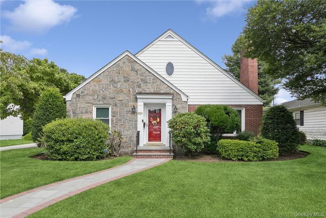  3 BR,  3.00 BTH &nbsp;Cape cod style home in Garden City