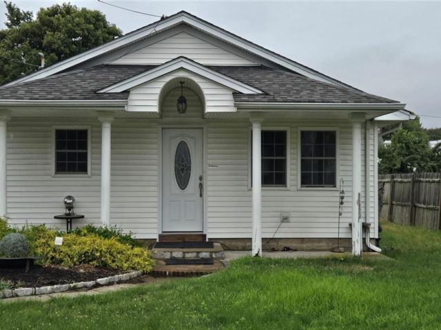  3 BR,  2.00 BTH &nbsp;Ranch style home in Shirley