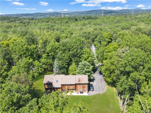  4 BR,  3.00 BTH &nbsp;Contemporary style home in Goshen