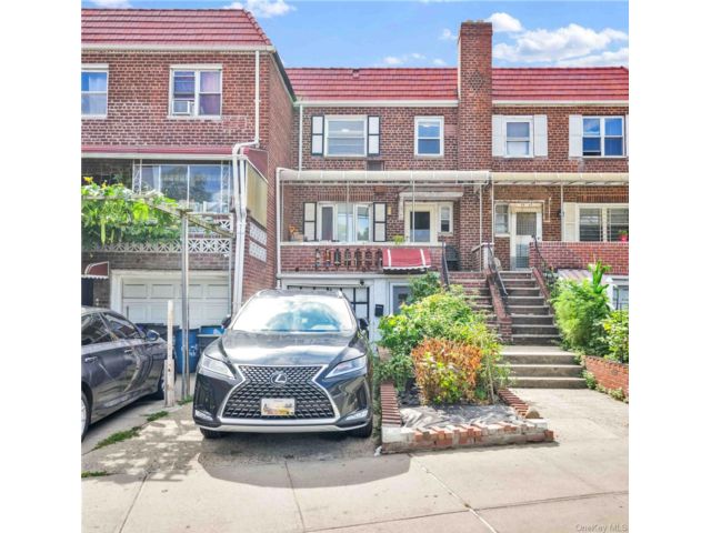  4 BR,  2.00 BTH &nbsp;Other style home in Flushing