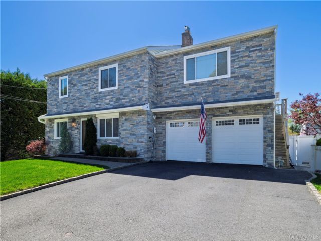  2 BR,  2.00 BTH &nbsp;Colonial style home in Massapequa