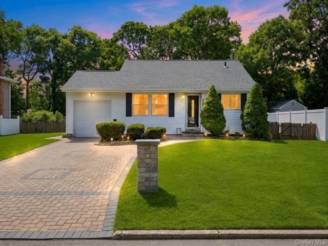 3 BR,  2.00 BTH &nbsp;Split level style home in Port Jefferson Station