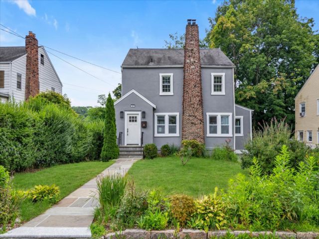  3 BR,  3.00 BTH &nbsp;Colonial style home in Scarsdale