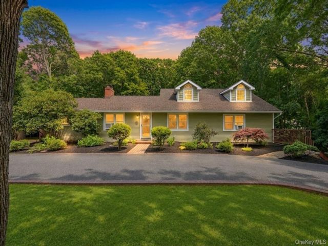  4 BR,  2.00 BTH &nbsp;Ranch style home in Lake Grove