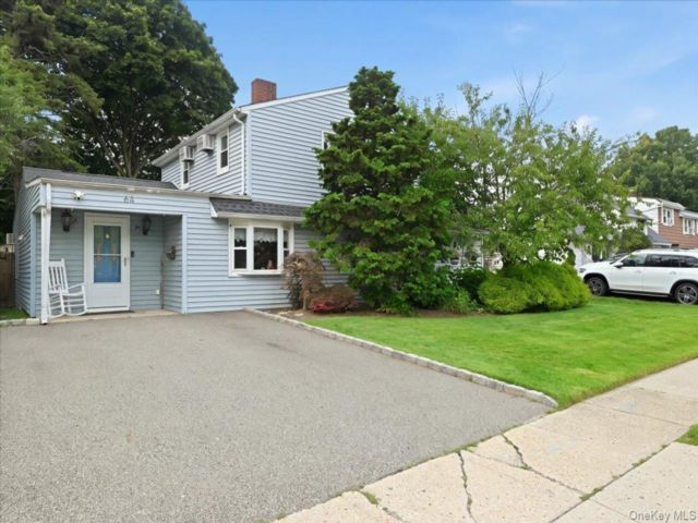  5 BR,  2.00 BTH &nbsp;Exp cape style home in Hicksville