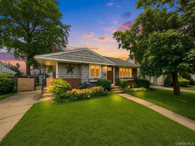  3 BR,  2.00 BTH &nbsp;Ranch style home in Hicksville