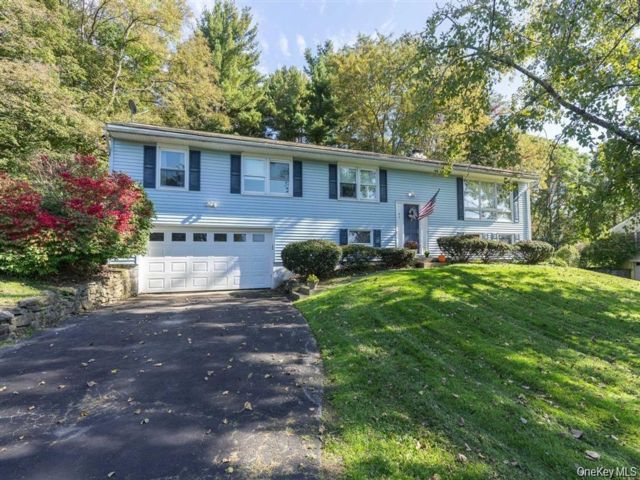  6 BR,  3.00 BTH &nbsp;Raised ranch style home in Poughkeepsie