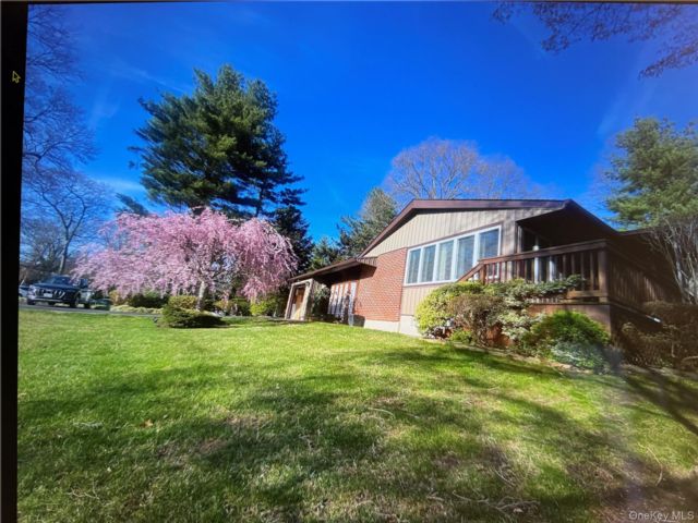  3 BR,  2.00 BTH &nbsp;Ranch style home in Smithtown