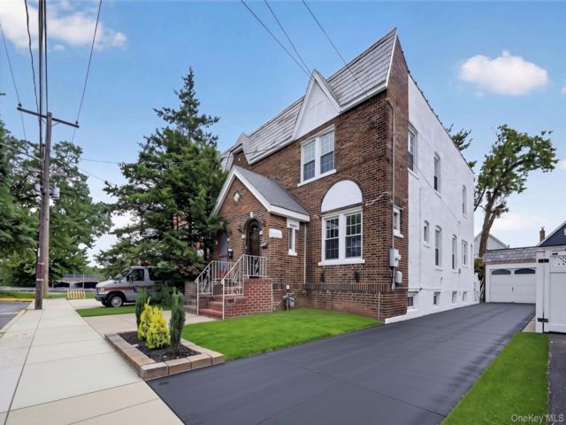  3 BR,  2.00 BTH &nbsp;Colonial style home in Floral Park