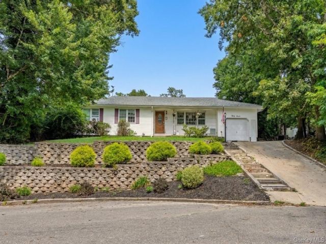  3 BR,  2.00 BTH &nbsp;Ranch style home in East Setauket