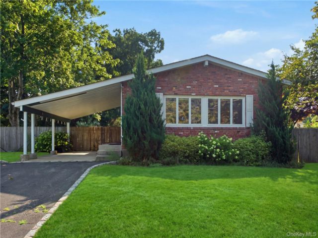  4 BR,  2.00 BTH &nbsp;Ranch style home in Smithtown