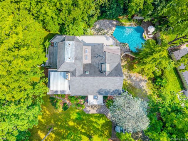  4 BR,  4.00 BTH &nbsp;Contemporary style home in Roslyn Estates