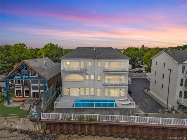  5 BR,  5.00 BTH &nbsp;Other style home in Throggs Neck