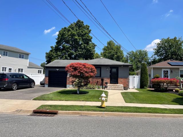 3 BR,  3.00 BTH &nbsp;Ranch style home in Farmingdale