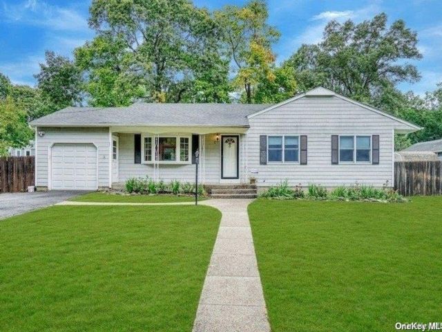 5 BR,  3.00 BTH &nbsp;Ranch style home in Centereach