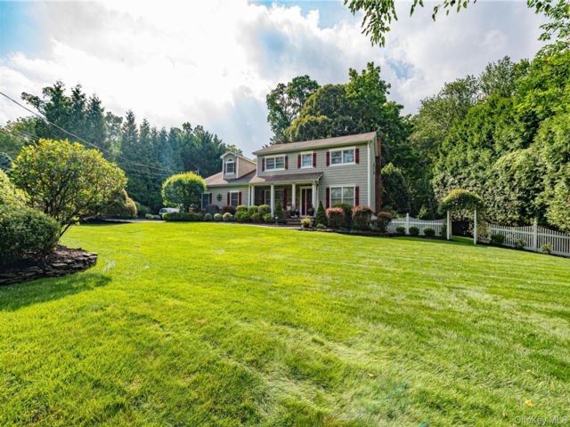  4 BR,  4.00 BTH &nbsp;Colonial style home in Northport