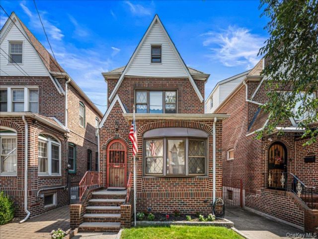  3 BR,  3.00 BTH &nbsp;Colonial style home in Middle Village