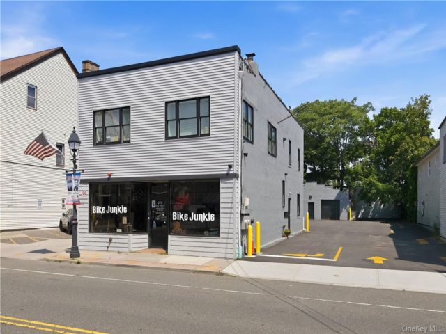 Studio,  0.00 BTH &nbsp;Commercial style home in Bethpage