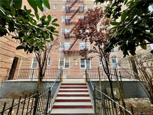  1 BR,  1.00 BTH &nbsp;Mid rise style home in Flushing