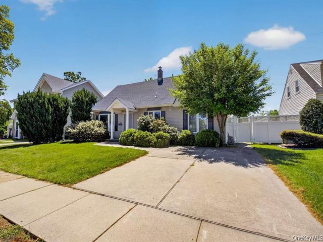  4 BR,  2.00 BTH &nbsp;Exp cape style home in Levittown