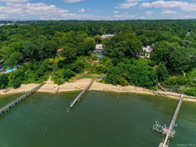  7 BR,  8.00 BTH &nbsp;Colonial style home in Port Washington