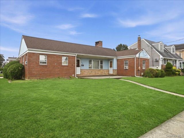  3 BR,  3.00 BTH &nbsp;Exp ranch style home in East Meadow
