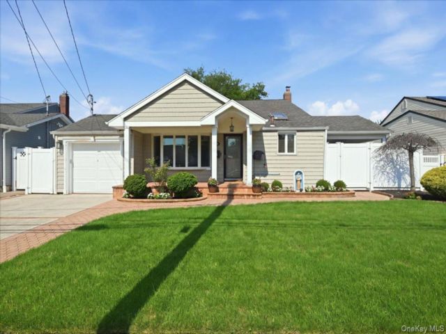  3 BR,  2.00 BTH &nbsp;Split level style home in Massapequa Park
