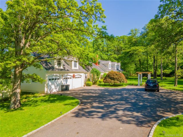  6 BR,  4.00 BTH &nbsp;Exp ranch style home in Oyster Bay