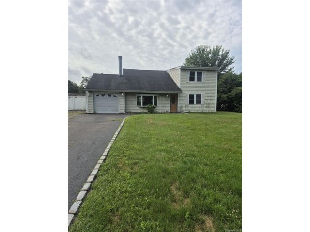  3 BR,  2.00 BTH &nbsp;Contemporary style home in Coram
