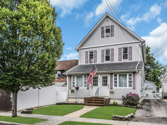  4 BR,  4.00 BTH &nbsp;Colonial style home in Valley Stream