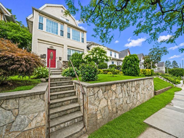  6 BR,  3.00 BTH &nbsp;House style home in Mount Vernon