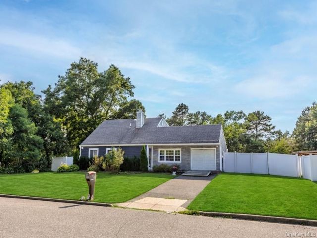  4 BR,  2.00 BTH &nbsp;Cape cod style home in Bellport