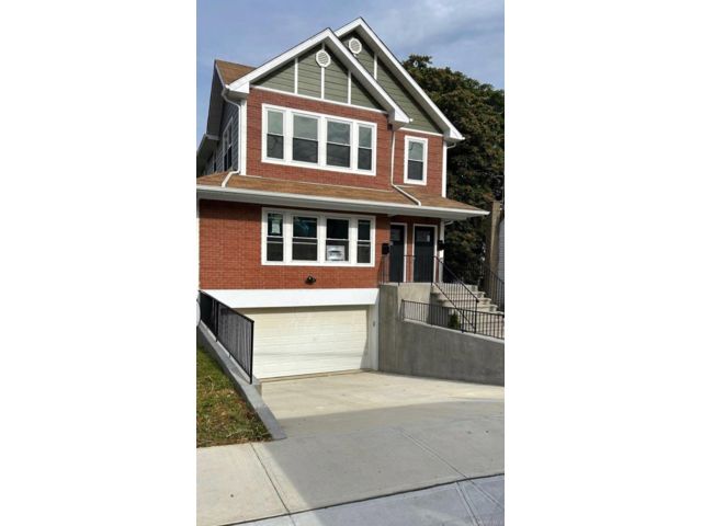  6 BR,  4.00 BTH &nbsp;House style home in Mount Vernon