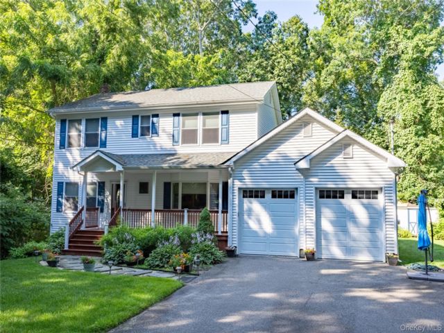  4 BR,  2.00 BTH &nbsp;Colonial style home in Wading River