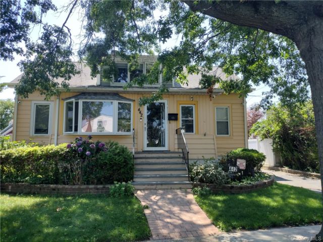  5 BR,  2.00 BTH &nbsp;House style home in Uniondale