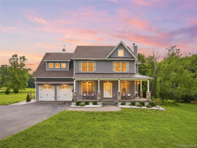  4 BR,  3.00 BTH &nbsp;Colonial style home in Middletown