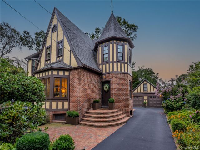  3 BR,  2.00 BTH &nbsp;Colonial style home in Wantagh
