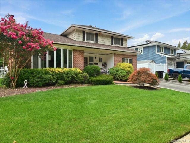  4 BR,  3.00 BTH &nbsp;Split level style home in Wantagh