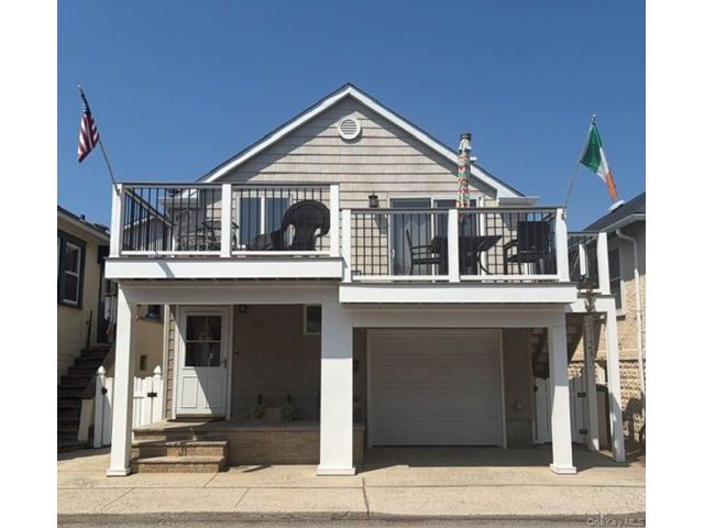  3 BR,  3.00 BTH &nbsp;Colonial style home in Long Beach